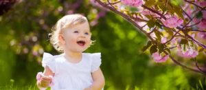 ژست عکاسی کودک در فضای باز