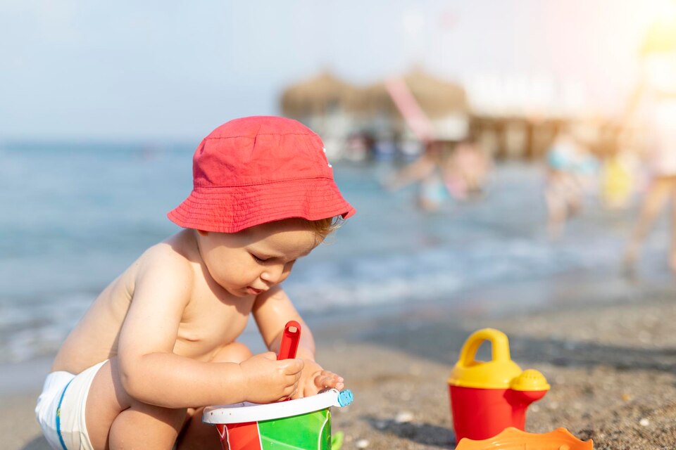 بازی کودک با بیلچه و سطل