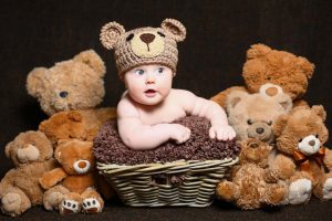 خلاقانه‌ترین ۱۰ ایده عکس نوزاد با عروسک + عکس و نکات حرفه ای
