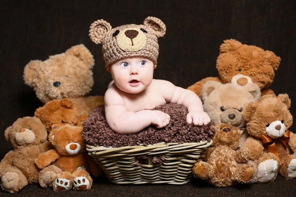 خلاقانه‌ترین ۱۰ ایده عکس نوزاد با عروسک + عکس و نکات حرفه ای