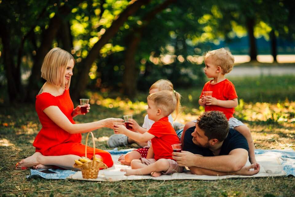 ژست عکس کودک در تابستان: لحظات خانوادگی یا دوستانه در فضای تابستانی