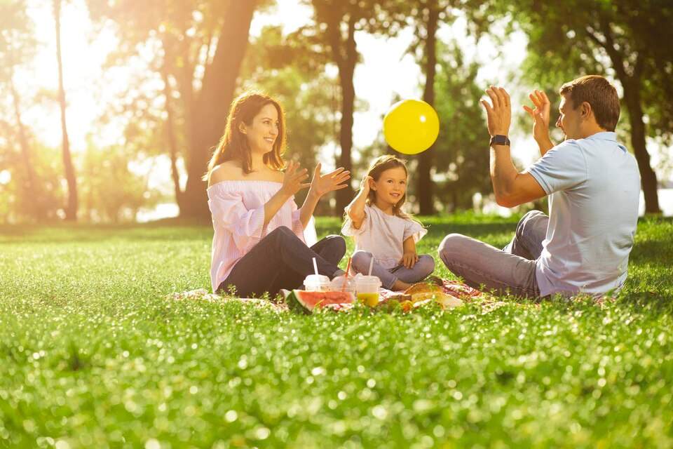 ژست عکس کودک در تابستان: لحظات خانوادگی یا دوستانه در فضای تابستانی