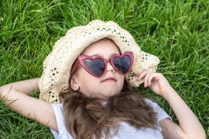 15 ایده ژست عکس کودک در تابستان + عکس های خلاقانه