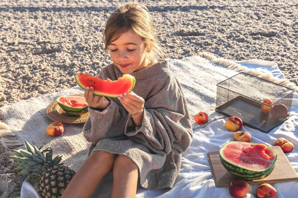 ژست عکس کودک در تابستان: لذت بردن از میوه‌های تابستانی