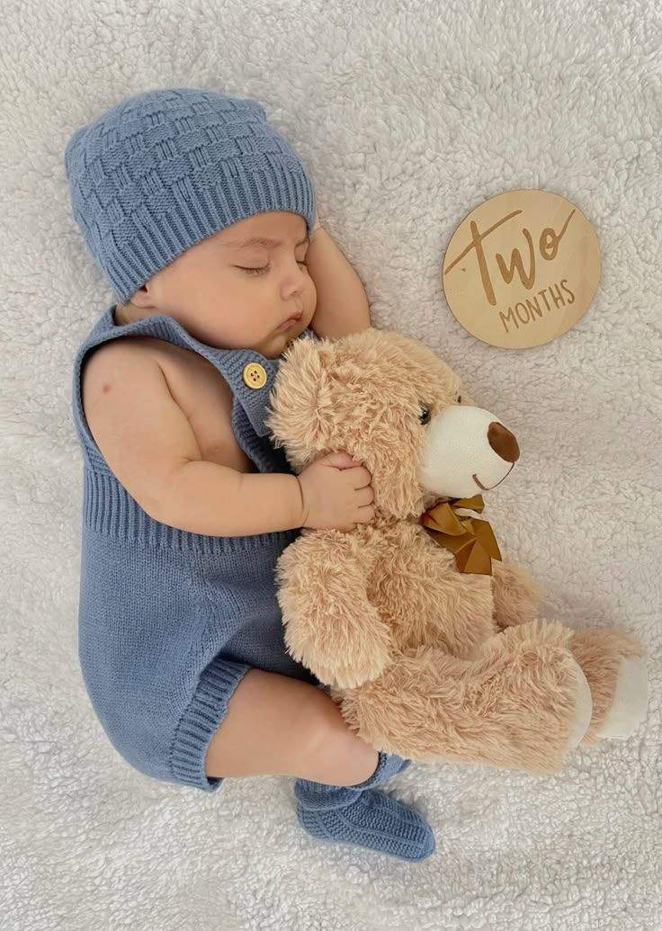 ژست عکس ماهگرد نوزاد در آغوش عروسک