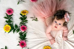 ژست عکس ماهگرد نوزاد