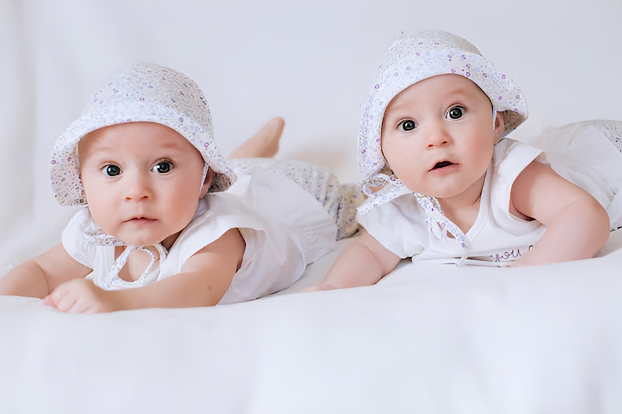 ژست عکس نوزاد دوقلو با کلاه‌های هماهنگ