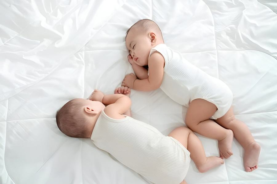 ژست عکس نوزاد دوقلو ژست خوابیده در کنارهم