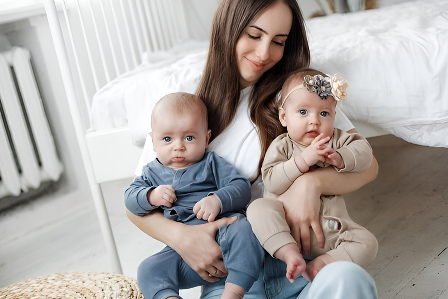 ژست عکس نوزاد دوقلو در آغوش والدین