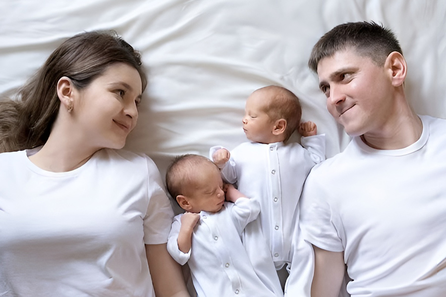 ژست عکس نوزاد دوقلو در آغوش والدین