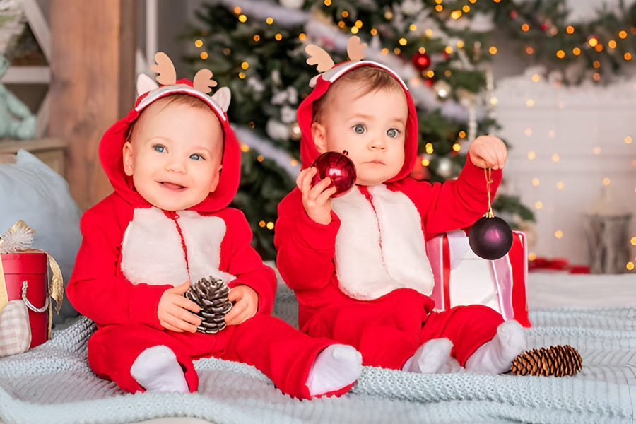 ژست عکس نوزاد دوقلو در لباس حیوانات