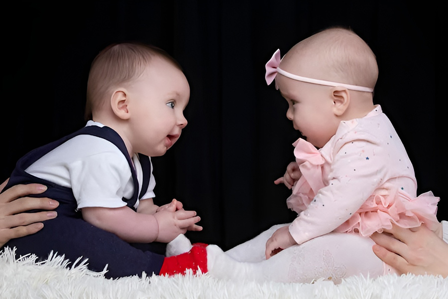 ژست عکس نوزاد دوقلو ژست آینه‌ای