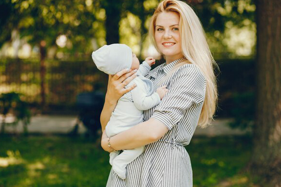ژست عکس مادر پسری نوزاد - عکس در فضای باز