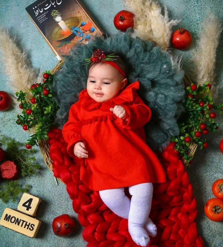 ایدههای ژست عکس شب یلدا برای نوزاد در منزل - عکس از زاویه بالا