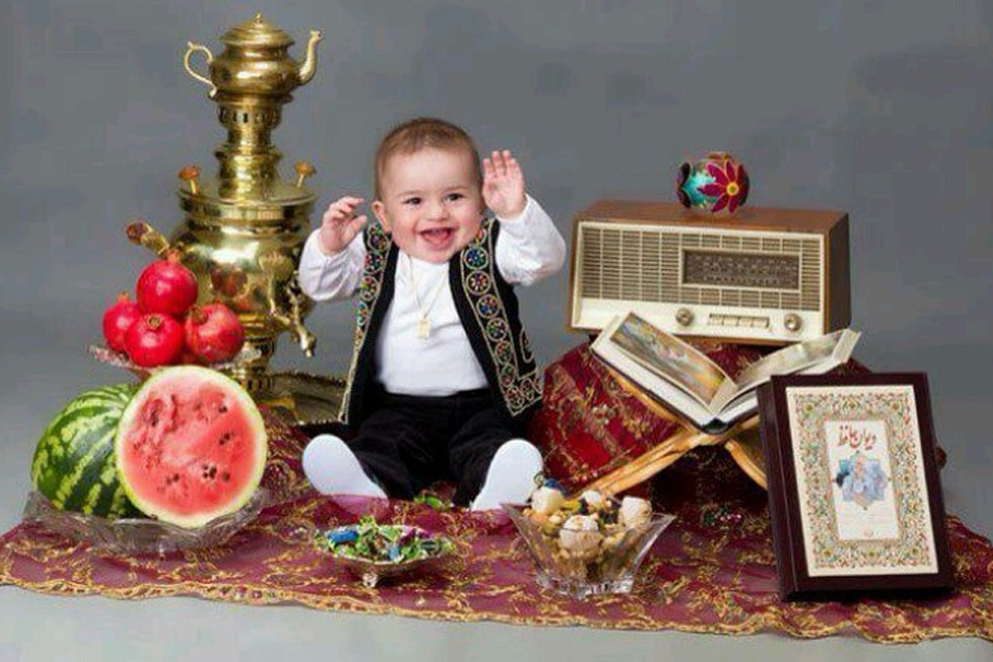 ایدههای ژست عکس شب یلدا برای نوزاد در منزل - لباس سنتی یا ایرانی ساده