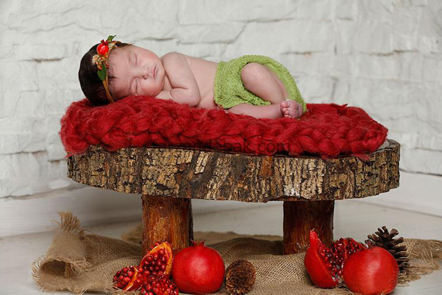 ایدههای ژست عکس شب یلدا برای نوزاد در آتلیه - مبل کوچک یا تختک نوزاد