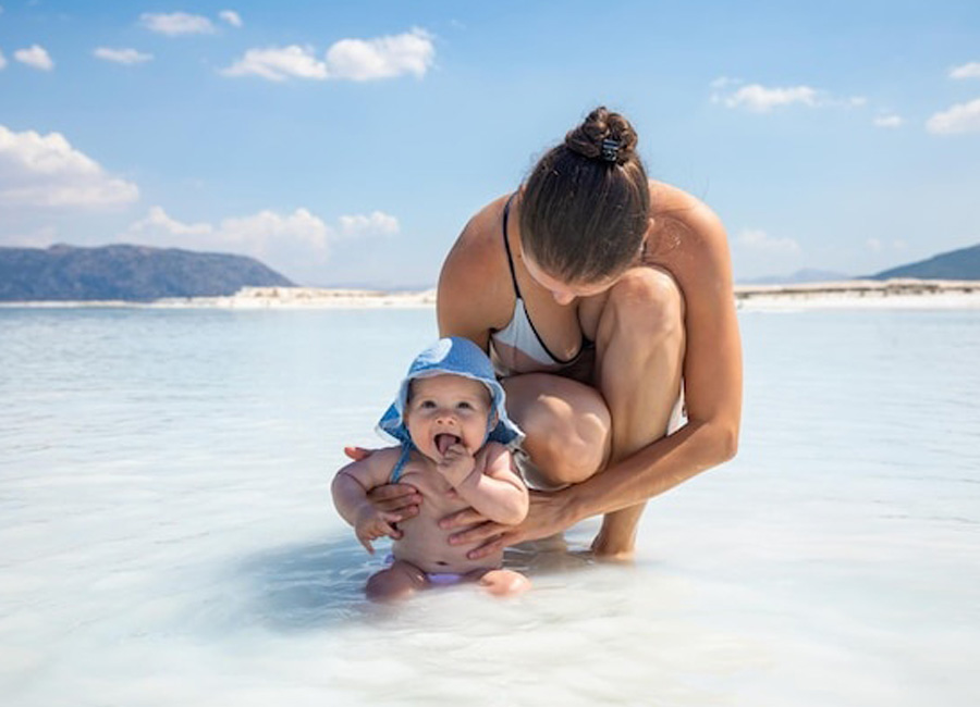 پاهای نوزاد در آب