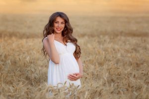 10 ژست احساسی و عاشقانه عکس بارداری در گندم زار + عکس