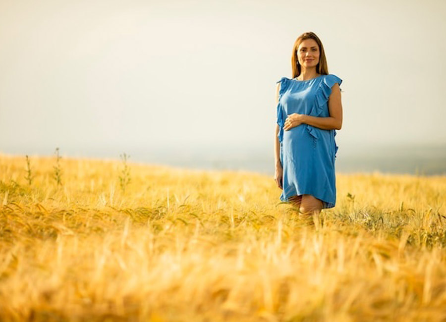 ژستهای ساده و احساسی مادر میان گندمها