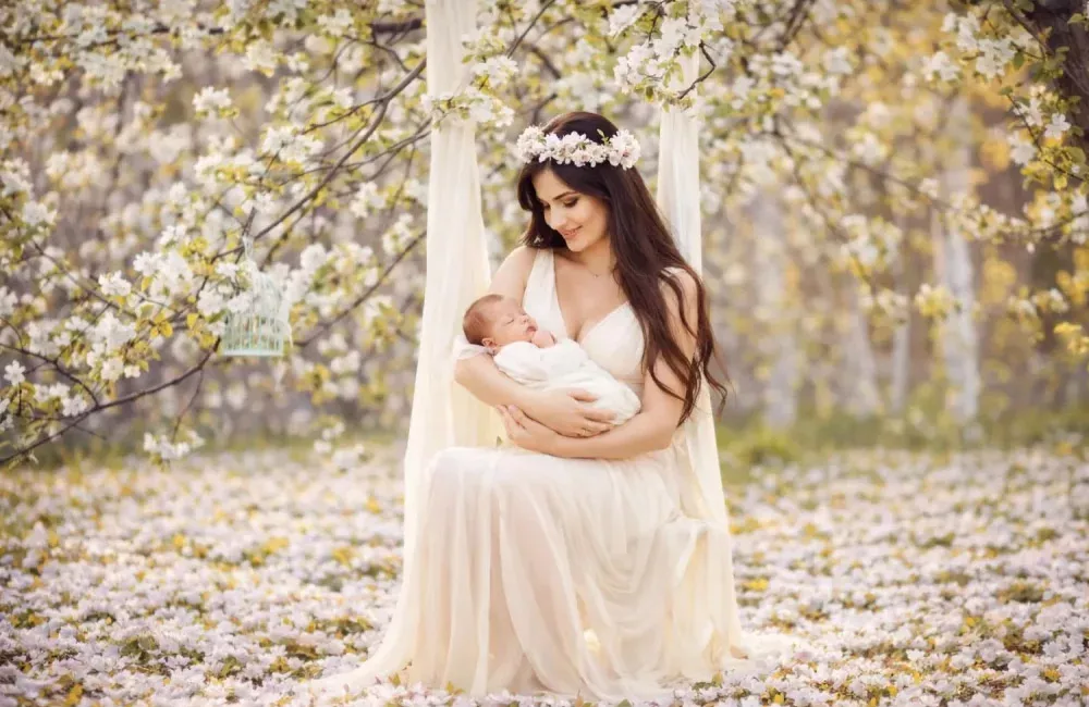 مادر و نوزاد بر تاب شکوفه‌ای در قاب بهاری